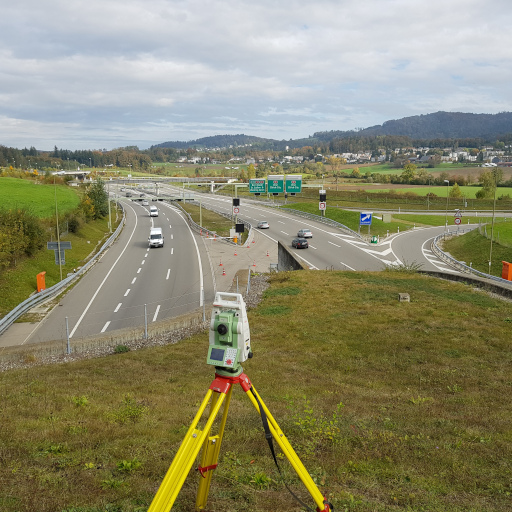 geomatik-ueberwachungsmessungen-autobahn-schaellibaum